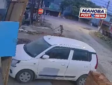 #महोबा - सड़क हादसे में बाइक सवार दो दोस्तों की मौत का मामला , हादसे का सीसीटीवी फुटेज आया सामने , पत्थर से लदा हाइवा (डम्फर) बाइक को टक्कर मारकर मौके से हुआ फरार , हादसे का वीडियो सोशल मीडिया में तेजी से हो रहा वायरल , बीते रोज कबरई थाना व कस्बा क्षेत्र के पांडेय पुलिया का मामला ।
#mahoba #upnews #kabrai #cctv
