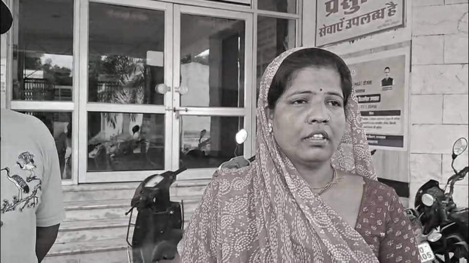 नाथद्वारा अस्पताल में प्रसूता ने मृत बच्चे को दिया जन्म, इलाज में देरी का आरोप
.
#Nathdwaranews #Jaivardhannews #Todaynews
श्री गोवर्धन राजकीय जिला चिकित्सालय में रविवार को एक प्रसूता द्वारा मृत शिशु को जन्म देने के बाद अस्पताल में हंगामे की स्थिति बन गई। परिजनों ने डॉक्टरों और अस्पताल प्रशासन पर इलाज में लापरवाही तथा प्रसव में देरी का आरोप लगाते हुए कहा कि समय पर उपचार मिलता तो बच्चे की जान बच सकती थी। प्रसूता के पति ललित खराड़ी के अनुसार, सुबह प्रसव पीड़ा होने पर पत्नी को अस्पताल लाया गया, लेकिन काफी देर तक जांच और डिलीवरी की प्रक्रिया शुरू नहीं की गई। वहीं अस्पताल के डॉ. बी.एल. जाट ने आरोपों से इनकार करते हुए बताया कि अस्पताल पहुंचने के समय ही गर्भस्थ शिशु की धड़कन सामान्य नहीं थी और इस स्थिति की जानकारी परिजनों को पहले ही दे दी गई थी। उन्होंने कहा कि यदि परिजनों को किसी प्रकार की शिकायत है तो वे पीएमओ को लिखित शिकायत दे सकते हैं, जिसकी निष्पक्ष जांच कराई जाएगी। घटना के बाद परिजनों में आक्रोश बना हुआ है।