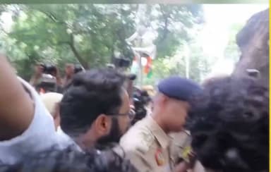 संसद मार्च से पहले जंतर-मंतर पर कॉकरोचों के बीच एक शख्स हिट लेकर पहुंच गया, और दिल्ली पुलिस द्वारा कार्रवाई ना किए जाने पर माहौल बिगड़ने लगा. इस दौरान कुछ युवा वकील पुलिस अधिकारियों के पास पहुंचे, जिसके बाद पुलिस और युवा वकीलों के बीच तीखे शब्दों में बहस हो गई.
#JantarMantar #delhi #SansadMarch #dehlipolicephysical