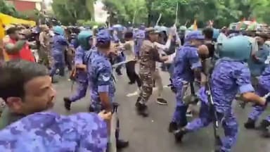 Jantar Mantar Lathi Charge: जंतर मंतर पर पुलिस और RAF का एक्शन, प्रदर्शनकारियों पर लाठीचार्ज!
दिल्ली के जंतर-मंतर पर चल रहे विरोध प्रदर्शन के दौरान स्थिति बेकाबू हो गई। प्रदर्शनकारियों को रोकने और तितर-बितर करने के लिए दिल्ली पुलिस और RAF (Rapid Action Force) ने लाठीचार्ज कर दिया।
संसद कूच (Parliament March) की जिद पर अड़े प्रदर्शनकारियों और सुरक्षाबलों के बीच तीखी झड़प के बाद पुलिस ने यह एक्शन लिया।
#JantarMantar #LathiCharge #RAF #DelhiPolice #DelhiTak #BreakingNews #DelhiNews #SansadMarch