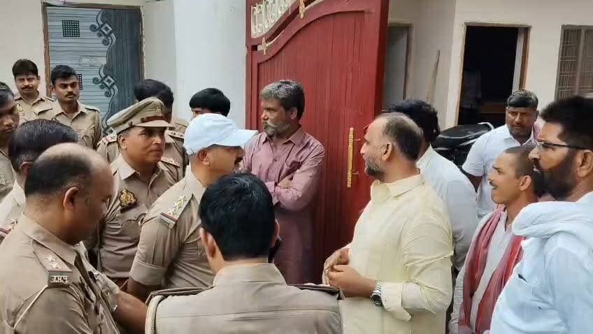 बिजली दुर्व्यवस्था को लेकर अमड़ा विद्युत उपकेंद्र पर धरना देने जा रहे पूर्व विधायक मनोज सिंह डब्लू को पुलिस ने किया हाउस अरेस्ट #chandauli #news #viralreelsfacebook