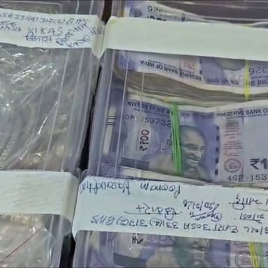 खरगूपुर में चोरी की घटना की मास्टरमाइंड निकली पत्नी
अपने पति के ही घर में खुद करवाई लाखों की चोरी
पत्नी की प्रेमी संग भागने की थी तैयारी इसलिए रची कहानी
पत्नी ने रिश्तेदार प्रेमी को रात में घर बुलाया, खुद खुलवाए बक्से
चोरी को असली दिखाने के लिए घर का सामान किया अस्त-व्यस्त
बाद में बेड के नीचे लेटकर बेहोश होने का किया नाटक
सुबह 9-10 चोरों के घुसने और मारपीट की सुनाई झूठी कहानी
पुलिस की कड़ाई से पूछताछ में पत्नी ने कबूला पूरा सच
प्रेमी विकास कसौधन और पत्नी पूनम कसौधन गिरफ्तार
भारी मात्रा में सोने-चांदी के आभूषण, ₹50 हजार नकद बरामद
चोरी के माल संग 2 एंड्रॉयड मोबाइल भी पुलिस ने किए बरामद
खरगूपुर थाना क्षेत्र के बिशुनापुर बाजार का मामला
#Gonda #Khargupur #TheftCase #CrimeNews #PoliceInvestigation #LoveAffair #BreakingNews