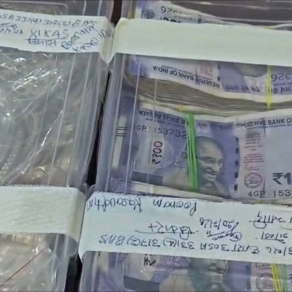 खरगूपुर में चोरी की घटना की मास्टरमाइंड निकली पत्नी
अपने पति के ही घर में खुद करवाई लाखों की चोरी
पत्नी की प्रेमी संग भागने की थी तैयारी इसलिए रची कहानी
पत्नी ने रिश्तेदार प्रेमी को रात में घर बुलाया, खुद खुलवाए बक्से
चोरी को असली दिखाने के लिए घर का सामान किया अस्त-व्यस्त
बाद में बेड के नीचे लेटकर बेहोश होने का किया नाटक
सुबह 9-10 चोरों के घुसने और मारपीट की सुनाई झूठी कहानी
पुलिस की कड़ाई से पूछताछ में पत्नी ने कबूला पूरा सच
प्रेमी विकास कसौधन और पत्नी पूनम कसौधन गिरफ्तार
भारी मात्रा में सोने-चांदी के आभूषण, ₹50 हजार नकद बरामद
चोरी के माल संग 2 एंड्रॉयड मोबाइल भी पुलिस ने किए बरामद
खरगूपुर थाना क्षेत्र के बिशुनापुर बाजार का मामला
#Gonda #Khargupur #TheftCase #CrimeNews #PoliceInvestigation #LoveAffair #BreakingNews