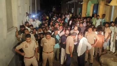यूपी: कच्चा मकान ढहा, एक ही परिवार के 5 लोगों की दर्दनाक मौत
मुजफ्फरनगर के हबीबपुर गांव में देर रात एक बड़ा हादसा हो गया। इस्लामुद्दीन का कच्चा मकान अचानक भरभराकर गिर गया, जिससे पूरा परिवार मलबे में दब गया। हादसे में इस्लामुद्दीन (52), जीशान (8 माह), अहद (2), अलशिफा (5) और रुखसार (12) की दर्दनाक मौत हो गई। वहीं रुकैया और सुमैया गंभीर रूप से घायल हैं, जिनका अस्पताल में इलाज चल रहा है। पुलिस ने ग्रामीणों की मदद से मलबे से सभी को बाहर निकाला।
#Muzaffarnagar #UPNews #BuildingCollapse #Accident #BreakingNews #MuzaffarnagarNews #UttarPradesh #NCRExpressNews #HindiNews #latestnewsfaridabad