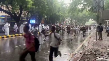 नई दिल्ली रेलवे स्टेशन से जंतर-मंतर की ओर बढ़ता जनसैलाब।
मूसलाधार बारिश भी प्रदर्शनकारियों के हौसले को नहीं डिगा सकी। बड़ी संख्या में लोग अपने मुद्दों को लेकर जंतर-मंतर की ओर कूच कर रहे हैं। बारिश के बीच भी प्रदर्शनकारियों का जोश और संकल्प लगातार कायम है।
#JantarMantar #Protest #Delhi #NewDelhi #Rain #Demonstration #EducationRevolution #StudentsProtest #BreakingNews #NCRExpressNews