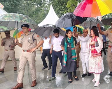 देवीपाटन मंडल आयुक्त श्रीमती दुर्गा शक्ति नागपाल महोदया #DIG रेंज देवीपाटन श्री अशोक कुमार ने जनपद में मा0 मुख्यमंत्री,उ0प्र0 के प्रस्तावित भ्रमण कार्यक्रम के दृष्टिगत कार्यक्रम स्थल,हेलीपैड,पार्किंग आदि की सुरक्षा व्यवस्था का जायजा लिया व सम्बंधित को आवश्यक दिशा निर्देश दिये। https://t.co/SVL4k1Qasd