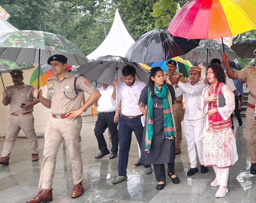 देवीपाटन मंडल आयुक्त श्रीमती दुर्गा शक्ति नागपाल महोदया #DIG रेंज देवीपाटन श्री अशोक कुमार ने जनपद में मा0 मुख्यमंत्री,उ0प्र0 के प्रस्तावित भ्रमण कार्यक्रम के दृष्टिगत कार्यक्रम स्थल,हेलीपैड,पार्किंग आदि की सुरक्षा व्यवस्था का जायजा लिया व सम्बंधित को आवश्यक दिशा निर्देश दिये। https://t.co/SVL4k1Qasd