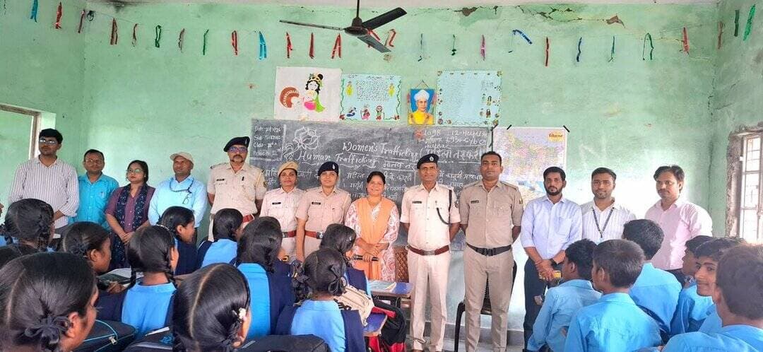 ऑपरेशन नया सवेरा- 3.0 जन जागरूकता अभियान के अंतर्गत आज रा० उ० माध्यमिक विद्यालय सबेया कला, चनपटिया में महिला तस्करी, मानव तस्करी, बाल श्रम, बंधुआ मजदूरी, अनैतिक देह व्यापार, मानव व्यापार आदि विषयों पर छात्र- छात्राओं को जागरूक किया गया।
@IPRDBihar https://t.co/gk23qOZzR0
