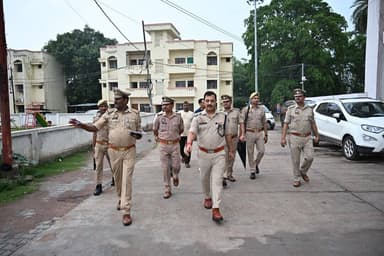 #SPLTP @IPS श्री संजीव कुमार बाजपेई द्वारा जनपद की पुलिस व्यवस्था को और अधिक सुदृढ़ एवं प्रभावी बनाए रखने हेतु रिजर्व पुलिस लाइन्स, ललितपुर का आकस्मिक निरीक्षण किया गया। निरीक्षण के दौरान जीडी कार्यालय, साइबर थाना, आरक्षी बैरक, कैंटीन, डायल-112 कंट्रोल रूम, आवासीय परिसर एवं मैस सहित विभिन्न शाखाओं का निरीक्षण कर संबंधित अधिकारियों/कर्मचारियों को आवश्यक दिशा-निर्देश दिए गए।
#SPLalitpur #LalitpurPolice #UPPolice