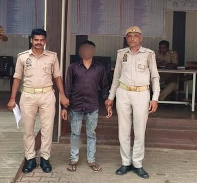 #SPLalitpur @IPS श्री संजीव कुमार बाजपेई के निर्देशन में जनपद में अपराध एवं अपराधियों के विरुद्ध चलाए जा रहे अभियान के क्रम में कोतवाली ललितपुर पुलिस द्वारा आत्महत्या के लिये दुष्प्रेरण के अभियोग में वांछित 01 अभियुक्त को नियमानुसार गिरफ्तार किया गया।
#LalitpurPolice https://t.co/aH9p4He1ll