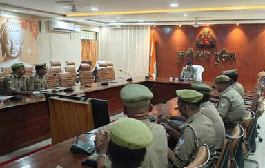 पुलिस अधीक्षक कुशीनगर के निर्देशन में अपर पुलिस अधीक्षक कुशीनगर द्वारा समस्त थानों के एसएसआई एवं हेड मुहर्रिर के साथ माल निस्तारण की समीक्षा बैठक कर थानों पर खड़े लंबे समय से पड़े वाहनों एवं अन्य सामग्रियों के शीघ्र निस्तारण (नीलामी) हेतु आवश्यक दिशा-निर्देश दिए गए।
#UPPolice https://t.co/7gw6m2JrV6
