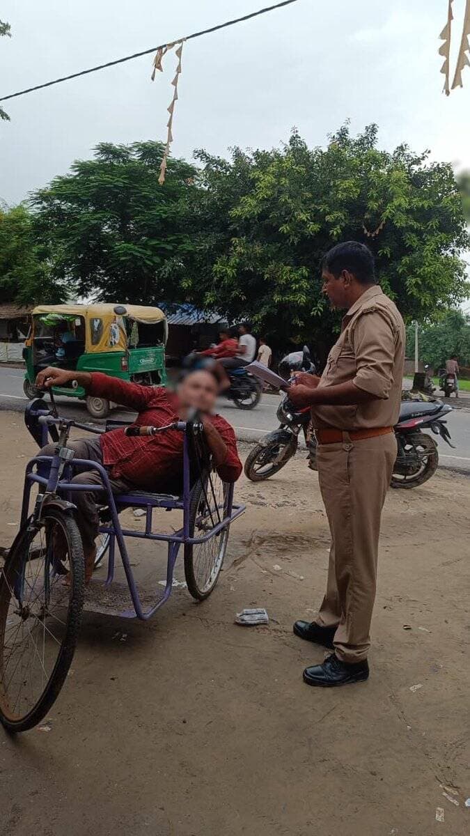 <nis:link nis:type=tag nis:id=maharajganjpolice nis:value=maharajganjpolice nis:enabled=true nis:link/>
जनपद में सुरक्षित, भयमुक्त और सहयोगात्मक वातावरण तैयार करने के उद्देश्य से पुलिस अधीक्षक <nis:link nis:type=tag nis:id=महराजगंज nis:value=महराजगंज nis:enabled=true nis:link/> <nis:link nis:type=tag nis:id=श्री_शक्ति_मोहन_अवस्थी nis:value=श्री_शक्ति_मोहन_अवस्थी nis:enabled=true nis:link/> के निर्देशन में आज दिनांक-20.07.2026 को थाना <nis:link nis:type=tag nis:id=कोल्हुई nis:value=कोल्हुई nis:enabled=true nis:link/> क्षेत्रान्तर्गत कम्युनिटी पुलिसिंग यूनिट (CPU) द्वारा स्थानीय वरिष्ठ नागरिकों (बुजुर्गों)/दिव्यांगजनों के साथ क्षेत्र मे भ्रमण के दौरान संवाद गोष्ठी का आयोजन किया गया। इस कम्युनिटी पुलिसिंग यूनिट द्वारा वरिष्ठ नागरिकों की समस्याओं को करीब से सुनना, उनके अनुभवों का लाभ उठाना तथा उन्हें सुरक्षा और त्वरित पुलिस सहायता का दृढ़ विश्वास दिलाना रहा।
<nis:link nis:type=tag nis:id=communitypolicing nis:value=communitypolicing nis:enabled=true nis:link/>
@Uppolice
@homeupgov
@CMOfficeUP
@AdgGkr