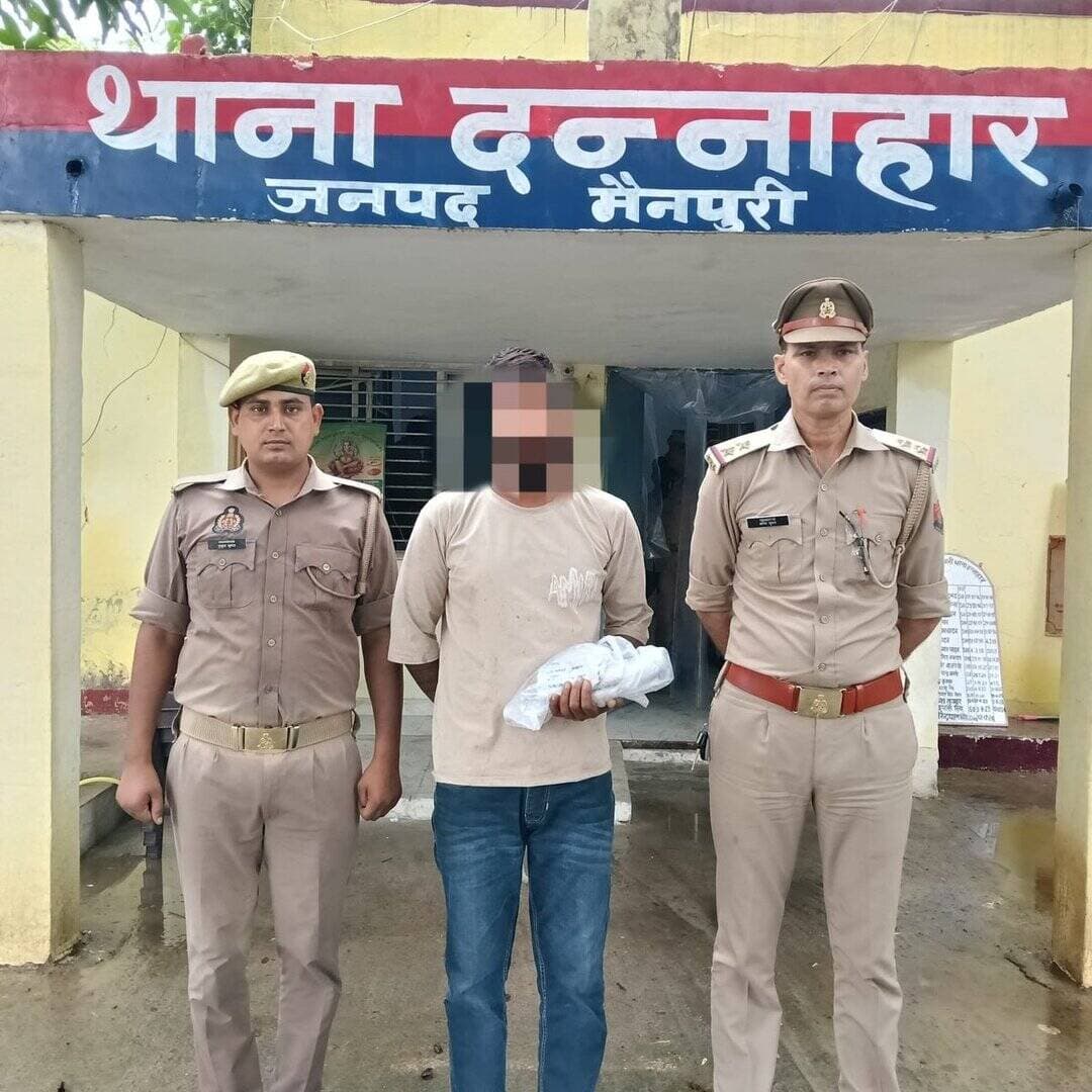 ➡️थाना दन्नाहार पुलिस एवं सर्विलांस/एबीटी टीम द्वारा लुटेरे गैंग के 01 शातिर अभियुक्त को किया गिरफ्तार।
➡️ कब्जे से 02 अदद कुंडल पीली धातु,01 अदद मोबाइल सैमसंग गैलेक्सी 01 अदद तमंचा 12 बोर मय 02 अदद जिंदा कारतूस,01 अदद मोटर साईकिल स्प्लेंडर रंग काला,3500 रुपए नकद बरामद।
➡️ अभियुक्त पर आधा दर्जन से अधिक संगीन धाराओं में मुकदमे दर्ज हैं।