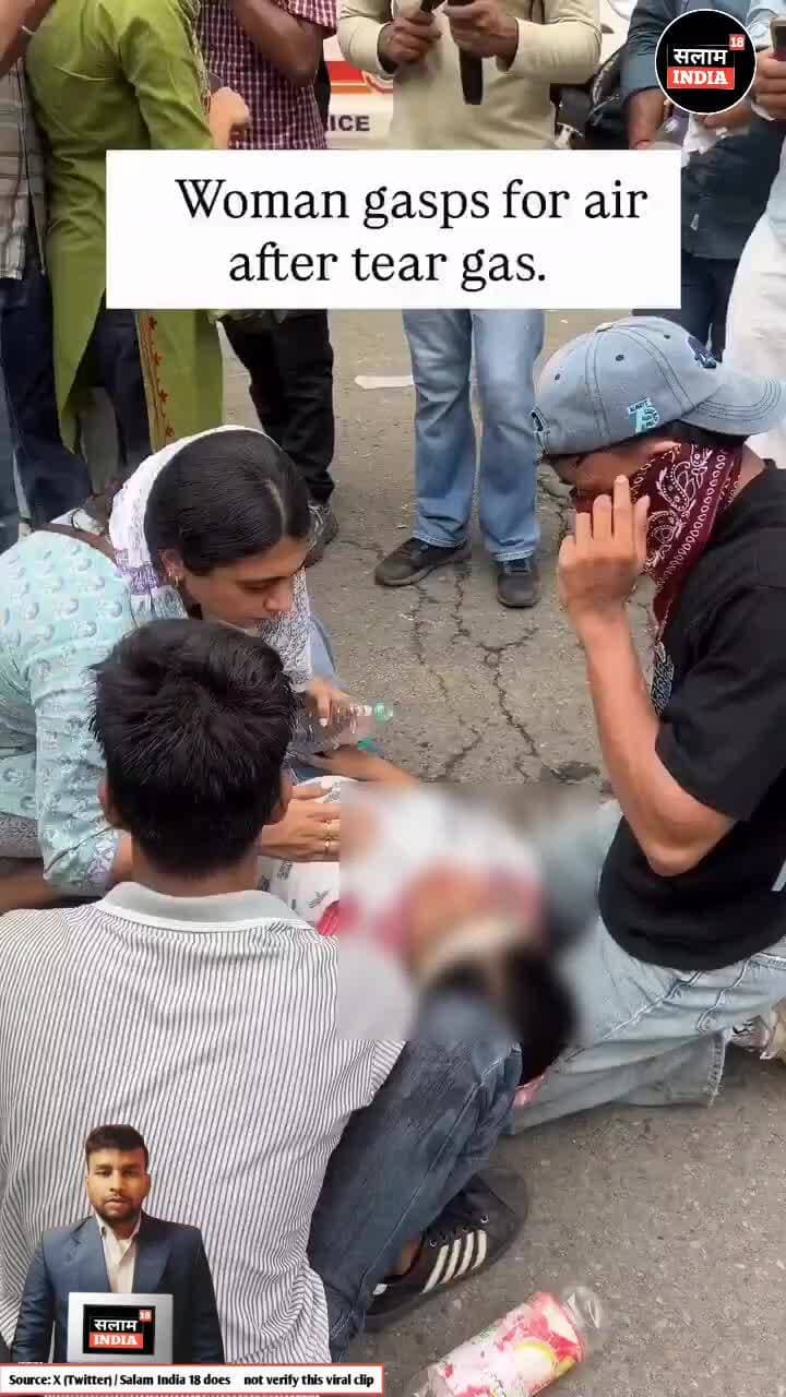 छात्रों को बुरी तरह पीट रही पुलिस #jantarmantar #delhinews #salamimdia18 #viralvideo #news #reel #shorts