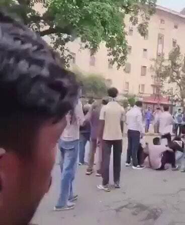 #दिल्ली
⏩जंतर-मंतर प्रदर्शन के बीच नया VIDEO सामने आया
⏩आंसू गैस का गोला प्रदर्शनकारी पर गिरने का दावा
⏩AAP नेता सौरभ भारद्वाज ने VIDEO किया जारी
@Saurabh_MLAgk #CJPProtest https://t.co/rqo14EDphl