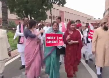 दिल्ली: समाजवादी पार्टी की सांसद डिंपल यादव समेत पार्टी के अन्य सांसद संसद से जंतर-मंतर तक मार्च कर रहे हैं।
#DimpleYadav #SamajwadiParty #SPS #MPs #JantarMantar #Delhi #SansadMarch #CJPProtest https://t.co/gXGYJOfVWT