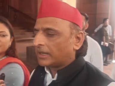 #दिल्ली
⏩अखिलेश यादव का सरकार पर बड़ा हमला
⏩"हमारे सांसद थाने में, बाहर बच्चों की पिटाई हो रही"
⏩प्रदर्शन को लेकर सरकार पर लगाए गंभीर आरोप
@yadavakhilesh @samajwadiparty #CJPProtest #DharmendraPradhanResign https://t.co/3QnLGKipDm