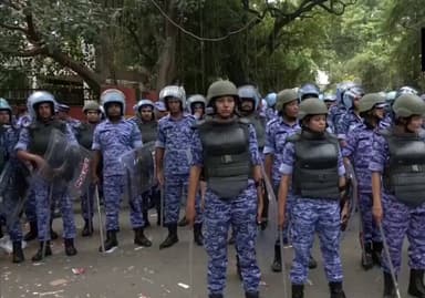 दिल्ली: 20 जुलाई यानी आज CJP के प्रस्तावित ‘संसद मार्च’ को लेकर जंतर-मंतर के बाहर सुरक्षा व्यवस्था कड़ी कर दी गई है।
भारी संख्या में सुरक्षा बल तैनात हैं और बैरिकेडिंग की गई है।दिल्ली पुलिस ने मार्च के लिए अनुमति नहीं दिए जाने की बात कही है
#Delhi #JantarMantar #ParliamentMarch https://t.co/kDZcWmWdk6