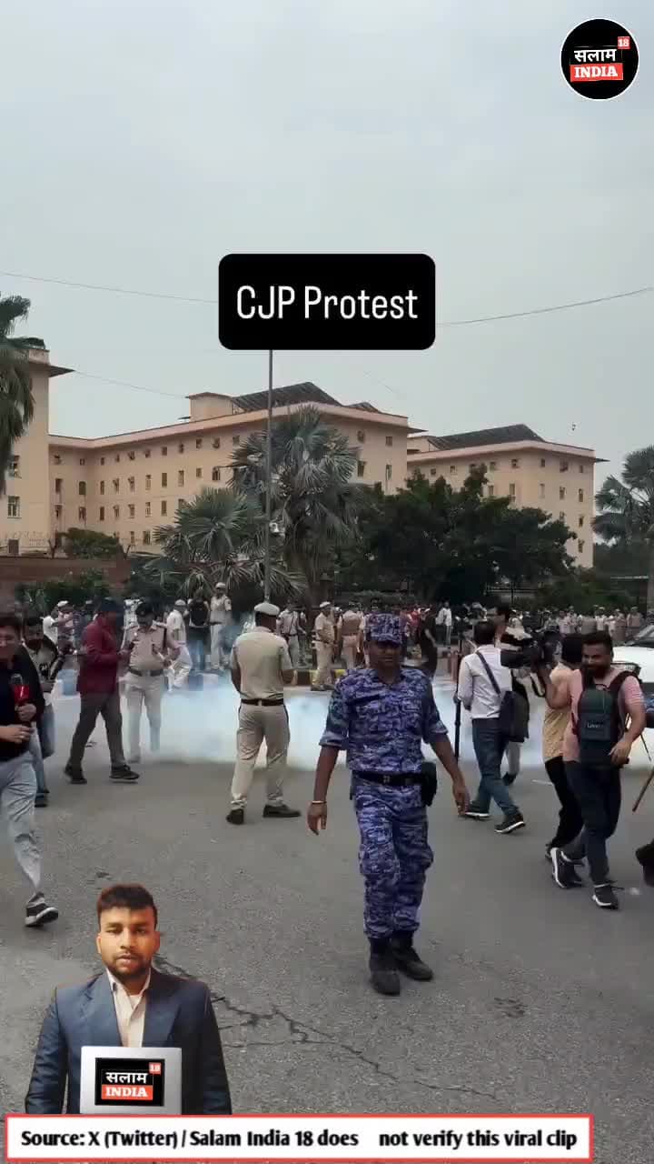 छात्रों को बुरी तरह पीट रही पुलिस #jantarmantar #delhinews #salamimdia18 #viralvideo #news #reel #shorts