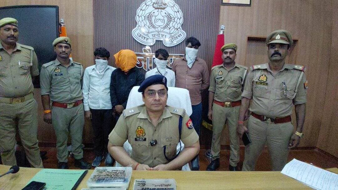 थाना रामपुर पुलिस द्वारा फर्जी आयकर अधिकारी बनकर सर्राफा दुकान की चेंकिंग करने वाले चार अभियुक्त को किया गया गिरफ्तार-
https://t.co/Z7y9DUmyc6 https://t.co/qzhCcnszK2