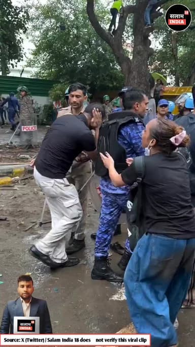 छात्रों को बुरी तरह पीट रही पुलिस #jantarmantar #delhinews #salamimdia18 #viralvideo #news #reel #shorts
