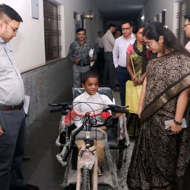 दृढ़ संकल्प और प्रशासन की संवेदनशील पहल ने दिव्यांग छात्र कोमल राजवाड़े की शिक्षा की राह को आसान बना दिया। कलेक्टर जनदर्शन में रखी गई समस्या पर पहल करते हुए कलेक्टर श्रीमती रेना जमील ने छात्र को मोटराइज्ड ट्राई साइकिल प्रदान कर पढ़ाई के लिए प्रेरित किया।
अब कोमल के सपनों को मिलेगी नई उड़ान और शिक्षा का सफर होगा और भी सुगम। 💙♿📚
#Surajpur #DistrictAdministration #DivyangEmpowerment #PublicWelfare #गुडगवर्ननेंस
@chhattisgarhcmo @dpr.chhattisgarh @rena_jamil_ias