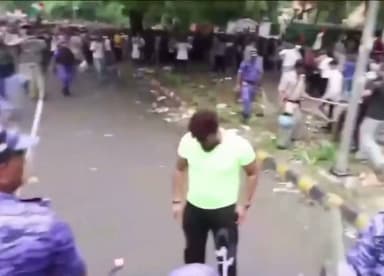 पेपर लीक और छात्रों की आत्महत्या पर जवाबदेही तय करने के बजाय आंदोलनकारी छात्रों पर लाठी चलाकर तानाशाही दिखाई जा रही है।
केंद्रीय शिक्षा मंत्री धर्मेंद्र प्रधान इस्तीफा दें और शिक्षा व्यवस्था में व्याप्त भ्रष्टाचार व परीक्षा अनियमितताओं पर जवाब दें।
#viral #delhi #police #central