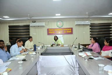 कलेक्टर श्रीमती तुलिका प्रजापति ने आज कलेक्टोरेट सभाकक्ष में आयोजित समय-सीमा बैठक में जिले के विभिन्न विभागों द्वारा संचालित योजनाओं एवं विकास कार्यों की विस्तृत समीक्षा की।
विभिन्न पोर्टलों में लंबित प्रकरणों का समयबद्ध करें निराकरण-कलेक्टर
- बस्तर मुन्ने अभियान के अंतर्गत पात्र हितग्राहियों को करें लाभान्वित
- योजनाओं के प्रभावी क्रियान्वयन पर करें विशेष फोकस
#mmacdistrict_cg #chhattishgarh #समय_सीमा_बैठक
@chhattisgarhcmo @dpr.chhattisgarh