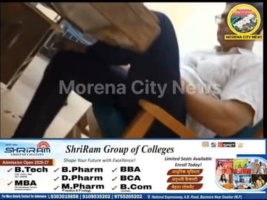 थाने में अधिकारी की कुर्सी पर बैठा दिखा शराब ठेकेदार! वायरल वीडियो से सुरक्षा व्यवस्था पर उठे सवाल.
मुरैना। सबलगढ़ थाना परिसर का एक वीडियो सोशल मीडिया पर वायरल हो रहा है। वीडियो में एक शराब ठेकेदार कथित तौर पर अधिकारी की कुर्सी पर बैठकर मोबाइल चलाता नजर आ रहा है। आसपास कोई पुलिसकर्मी दिखाई नहीं दे रहा। बताया जा रहा है कि वीडियो कुछ दिन पुराना है। थाना परिसर में बंदीगृह, शस्त्रागार और कंप्यूटर कक्ष जैसे संवेदनशील स्थान भी मौजूद हैं। वीडियो के सामने आने के बाद थाना परिसर की सुरक्षा व्यवस्था और बाहरी लोगों की निगरानी को लेकर सवाल उठ रहे हैं। फिलहाल पुलिस की ओर से इस मामले में कोई आधिकारिक बयान सामने नहीं आया है।
#morena #मुरैना #पुलिस #सबलगढ़ #थाना