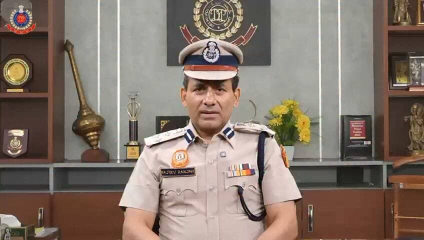 दिल्ली पुलिस सभी प्रदर्शनकारियों से संयम बरतने और शांति व कानून-व्यवस्था बनाए रखने में पुलिस का सहयोग करने की अपील करती है। सभी प्रदर्शनकारियों से अनुरोध है कि वे शांतिपूर्ण ढंग से प्रदर्शन करें । किसी भी गैर-कानूनी या हिंसक गतिविधि में शामिल न हों और ड्यूटी पर तैनात पुलिसकर्मियों द्वारा दिए गए कानूनी निर्देशों का पालन करें।
जनता को सलाह दी जाती है कि वे किसी भी सोशल मीडिया प्लेटफॉर्म के माध्यम से अफवाहों, गलत जानकारी या अपुष्ट जानकारी पर विश्वास न करें और न ही उन्हें फैलाएं। नागरिकों से अनुरोध है कि वे जानकारी के विश्वसनीय स्रोतों पर ही भरोसा करें और शांति, सद्भाव व कानून-व्यवस्था बनाए रखने में दिल्ली पुलिस का सहयोग करें।
Delhi Police
#DPUpdates
#CJPProtest
#ParliamentMarch
