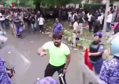 संसद मार्च के दौरान युवाओं पर लाठीचार्ज और आँसू गैस के गोले दागे जाने की तस्वीरों ने पूरे देश को झकझोर दिया।
जो युवा अपने अधिकार, रोजगार और बेहतर भविष्य की मांग को लेकर सड़कों पर उतरे थे, उनकी आवाज़ सुनने के बजाय उन पर बल प्रयोग किया गया।
Sachhai aap tak News 24 R.J.D - राष्ट्रीय जनता दल Samar Singh Rathor #JantarMantar #NEETProtest #DelhiPolice #videoviral #realvideos
