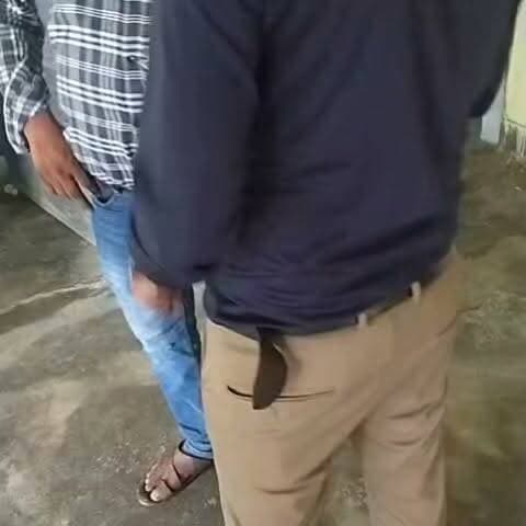 फ़तेहपुर में चकबंदी लेखपाल का कथित रिश्वत लेते वीडियो वायरल
राजस्व अभिलेखों में हेरफेर के आरोप, वायरल वीडियो से मचा हड़कंप
खागा तहसील के मोहम्मदपुर गौती क्षेत्र का बताया जा रहा मामला, जांच की उठी मांग
✒️रिपोर्ट नाजिया परवीन
फतेहपुर (उत्तर प्रदेश) खागा तहसील क्षेत्र से एक कथित वीडियो सोशल मीडिया पर तेजी से वायरल हो रहा है। वीडियो में एक व्यक्ति, जिसे सोशल मीडिया पर मोहम्मदपुर गौती में तैनात चकबंदी लेखपाल बताया जा रहा है, कथित रूप से नकदी लेते हुए दिखाई दे रहा है। वीडियो के सामने आने के बाद राजस्व विभाग में हलचल मच गई है। हालांकि, वायरल वीडियो की स्वतंत्र पुष्टि अभी नहीं हुई है और संबंधित प्रशासन की ओर से आधिकारिक जांच रिपोर्ट भी सामने नहीं आई है।
फतेहपुर। खागा तहसील क्षेत्र में तैनात बताए जा रहे एक चकबंदी लेखपाल का कथित रिश्वत लेते हुए वीडियो सोशल मीडिया पर वायरल होने के बाद राजस्व विभाग में हड़कंप मच गया है। वायरल वीडियो को लेकर तरह-तरह की चर्चाएं हो रही हैं और मामले की निष्पक्ष जांच की मांग तेज हो गई है।
सूत्रों के अनुसार वायरल वीडियो में दिखाई देने वाले व्यक्ति को मोहम्मदपुर गौती में तैनात चकबंदी लेखपाल विजय बहादुर बताया जा रहा है। दावा किया जा रहा है कि विवादित भूमि पर मकान निर्माण और राजस्व अभिलेखों में कथित हेरफेर के बदले रुपये लिए जा रहे हैं। वीडियो में कथित तौर पर 500-500 रुपये के नोट लेते हुए दृश्य दिखाई देने का दावा किया जा रहा है।
वीडियो वायरल होने के बाद स्थानीय लोगों और क्षेत्रीय नागरिकों के बीच चर्चा का माहौल है। लोगों का कहना है कि यदि वीडियो वास्तविक है, तो पूरे मामले की उच्चस्तरीय जांच कर दोषी पाए जाने वालों के विरुद्ध कठोर कार्रवाई होनी चाहिए। वहीं कई लोगों ने यह भी कहा कि किसी भी निष्कर्ष पर पहुंचने से पहले वीडियो की सत्यता की वैज्ञानिक और विभागीय जांच आवश्यक है।
अब तक राजस्व विभाग की ओर से इस वायरल वीडियो की आधिकारिक पुष्टि या खंडन नहीं किया गया है। प्रशासन द्वारा जांच के बाद ही यह स्पष्ट हो सकेगा कि वीडियो वास्तविक है या नहीं तथा उसमें दिखाई दे रहे आरोप कितने सही हैं।
> महत्वपूर्ण अस्वीकरण: इस समाचार में उल्लिखित रिश्वतखोरी और अभिलेखों में हेरफेर संबंधी दावे सोशल मीडिया पर वायरल वीडियो और स्थानीय सूत्रों पर आधारित हैं। इन आरोपों की स्वतंत्र पुष्टि नहीं हुई है। संबंधित अधिकारी का पक्ष और विभागीय जांच की रिपोर्ट आना शेष है। अंतिम निष्कर्ष सक्षम जांच और कानूनी प्रक्रिया के बाद ही माना जाएगा।
भ्रष्टाचार से जुड़े मामलों में निष्पक्ष, पारदर्शी और समयबद्ध जांच प्रशासनिक व्यवस्था में जनता का विश्वास बनाए रखने के लिए आवश्यक है। यदि वायरल वीडियो प्रमाणिक पाया जाता है तो दोषियों के विरुद्ध विधिसम्मत कार्रवाई अपेक्षित होगी, वहीं यदि आरोप असत्य सिद्ध होते हैं तो संबंधित व्यक्ति की प्रतिष्ठा की रक्षा भी उतनी ही महत्वपूर्ण होगी।
🟥 एनडी न्यूज़ एवं दैनिक निष्पक्ष धारा राजस्व विभाग एवं जिला प्रशासन से अपील करता है कि वायरल वीडियो की फोरेंसिक एवं विभागीय जांच कराकर सत्यता सार्वजनिक की जाए। यदि किसी अधिकारी या कर्मचारी की संलिप्तता सिद्ध होती है तो उसके विरुद्ध कठोर कार्रवाई की जाए।साथ ही आमजन से अपील है कि जांच पूरी होने तक किसी भी अपुष्ट जानकारी को तथ्य मानकर साझा न करें।
जनहित में सुझाव
किसी भी सरकारी कर्मचारी द्वारा रिश्वत मांगने की स्थिति में ऑडियो,वीडियो या अन्य साक्ष्य सुरक्षित रखें।
शिकायत संबंधित विभाग,जिलाधिकारी या भ्रष्टाचार निरोधक एजेंसियों को दें।
बिना सत्यापन के वायरल सामग्री को अंतिम सत्य मानकर साझा न करें।
राजस्व मामलों में सभी कार्य वैधानिक प्रक्रिया के अनुसार कराएं।
प्रशासन शिकायतों का समयबद्ध एवं पारदर्शी निस्तारण सुनिश्चित करे।
👇👇👇
#NDNews #दैनिकनिष्पक्षधारा #Fatehpur #Khaga #MohammadpurGauti #RevenueDepartment #Lekhpal #Corruption #AntiCorruption #BreakingNews #UPGovernment #Transparency
👇👇
@dgpup
@RSSorg
@UPGovt
@wpl1090
@RSSgeet
@Uppolice
@MIB_India
@PMOIndia
@HMOIndia
@abmanglik
@VHPDigital
@igrangealld
@myogioffice
@InfoDeptUP
@dmfatehpur
@sdmsadarftp
@CMOfficeUP
@CMOUP_RC
@ChiefSecyUP
@ChiefSecyUP
@MahantYogiG
@FatehpurSdm
@fatehpurpolice
@BajrangDalOrg
@rashtrapatibhvn
@UPMahilaKalyan
@112UttarPradesh
@myogiadityanath
@CommissionerPrg
@ADGZonPrayagraj
👇👇
🟥 NDNEWS | दैनिक निष्पक्ष धारा
मुख्य संपादक/संस्थापक: राजन सिंह हाड़ा
सह-संपादक: शालिनी सिंह भदौरिया
📍 कार्यालय-3: U158,हीरा स्वीट्स के पास,विकास मार्ग,लक्ष्मी नगर,पूर्वी दिल्ली,पिन कोड – 110092 (NCR)
📞 मोबाइल: 9696119696