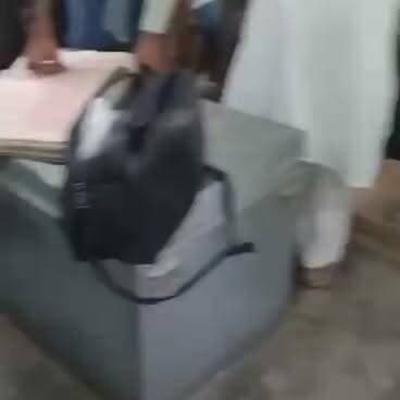 फ़तेहपुर में चकबंदी लेखपाल का कथित रिश्वत लेते वीडियो वायरल
राजस्व अभिलेखों में हेरफेर के आरोप, वायरल वीडियो से मचा हड़कंप
खागा तहसील के मोहम्मदपुर गौती क्षेत्र का बताया जा रहा मामला, जांच की उठी मांग
✒️रिपोर्ट नाजिया परवीन
फतेहपुर (उत्तर प्रदेश) खागा तहसील क्षेत्र से एक कथित वीडियो सोशल मीडिया पर तेजी से वायरल हो रहा है। वीडियो में एक व्यक्ति, जिसे सोशल मीडिया पर मोहम्मदपुर गौती में तैनात चकबंदी लेखपाल बताया जा रहा है, कथित रूप से नकदी लेते हुए दिखाई दे रहा है। वीडियो के सामने आने के बाद राजस्व विभाग में हलचल मच गई है। हालांकि, वायरल वीडियो की स्वतंत्र पुष्टि अभी नहीं हुई है और संबंधित प्रशासन की ओर से आधिकारिक जांच रिपोर्ट भी सामने नहीं आई है।
फतेहपुर। खागा तहसील क्षेत्र में तैनात बताए जा रहे एक चकबंदी लेखपाल का कथित रिश्वत लेते हुए वीडियो सोशल मीडिया पर वायरल होने के बाद राजस्व विभाग में हड़कंप मच गया है। वायरल वीडियो को लेकर तरह-तरह की चर्चाएं हो रही हैं और मामले की निष्पक्ष जांच की मांग तेज हो गई है।
सूत्रों के अनुसार वायरल वीडियो में दिखाई देने वाले व्यक्ति को मोहम्मदपुर गौती में तैनात चकबंदी लेखपाल विजय बहादुर बताया जा रहा है। दावा किया जा रहा है कि विवादित भूमि पर मकान निर्माण और राजस्व अभिलेखों में कथित हेरफेर के बदले रुपये लिए जा रहे हैं। वीडियो में कथित तौर पर 500-500 रुपये के नोट लेते हुए दृश्य दिखाई देने का दावा किया जा रहा है।
वीडियो वायरल होने के बाद स्थानीय लोगों और क्षेत्रीय नागरिकों के बीच चर्चा का माहौल है। लोगों का कहना है कि यदि वीडियो वास्तविक है, तो पूरे मामले की उच्चस्तरीय जांच कर दोषी पाए जाने वालों के विरुद्ध कठोर कार्रवाई होनी चाहिए। वहीं कई लोगों ने यह भी कहा कि किसी भी निष्कर्ष पर पहुंचने से पहले वीडियो की सत्यता की वैज्ञानिक और विभागीय जांच आवश्यक है।
अब तक राजस्व विभाग की ओर से इस वायरल वीडियो की आधिकारिक पुष्टि या खंडन नहीं किया गया है। प्रशासन द्वारा जांच के बाद ही यह स्पष्ट हो सकेगा कि वीडियो वास्तविक है या नहीं तथा उसमें दिखाई दे रहे आरोप कितने सही हैं।
> महत्वपूर्ण अस्वीकरण: इस समाचार में उल्लिखित रिश्वतखोरी और अभिलेखों में हेरफेर संबंधी दावे सोशल मीडिया पर वायरल वीडियो और स्थानीय सूत्रों पर आधारित हैं। इन आरोपों की स्वतंत्र पुष्टि नहीं हुई है। संबंधित अधिकारी का पक्ष और विभागीय जांच की रिपोर्ट आना शेष है। अंतिम निष्कर्ष सक्षम जांच और कानूनी प्रक्रिया के बाद ही माना जाएगा।
भ्रष्टाचार से जुड़े मामलों में निष्पक्ष, पारदर्शी और समयबद्ध जांच प्रशासनिक व्यवस्था में जनता का विश्वास बनाए रखने के लिए आवश्यक है। यदि वायरल वीडियो प्रमाणिक पाया जाता है तो दोषियों के विरुद्ध विधिसम्मत कार्रवाई अपेक्षित होगी, वहीं यदि आरोप असत्य सिद्ध होते हैं तो संबंधित व्यक्ति की प्रतिष्ठा की रक्षा भी उतनी ही महत्वपूर्ण होगी।
🟥 एनडी न्यूज़ एवं दैनिक निष्पक्ष धारा राजस्व विभाग एवं जिला प्रशासन से अपील करता है कि वायरल वीडियो की फोरेंसिक एवं विभागीय जांच कराकर सत्यता सार्वजनिक की जाए। यदि किसी अधिकारी या कर्मचारी की संलिप्तता सिद्ध होती है तो उसके विरुद्ध कठोर कार्रवाई की जाए।साथ ही आमजन से अपील है कि जांच पूरी होने तक किसी भी अपुष्ट जानकारी को तथ्य मानकर साझा न करें।
जनहित में सुझाव
किसी भी सरकारी कर्मचारी द्वारा रिश्वत मांगने की स्थिति में ऑडियो,वीडियो या अन्य साक्ष्य सुरक्षित रखें।
शिकायत संबंधित विभाग,जिलाधिकारी या भ्रष्टाचार निरोधक एजेंसियों को दें।
बिना सत्यापन के वायरल सामग्री को अंतिम सत्य मानकर साझा न करें।
राजस्व मामलों में सभी कार्य वैधानिक प्रक्रिया के अनुसार कराएं।
प्रशासन शिकायतों का समयबद्ध एवं पारदर्शी निस्तारण सुनिश्चित करे।
👇👇👇
#NDNews #दैनिकनिष्पक्षधारा #Fatehpur #Khaga #MohammadpurGauti #RevenueDepartment #Lekhpal #Corruption #AntiCorruption #BreakingNews #UPGovernment #Transparency
👇👇
@dgpup
@RSSorg
@UPGovt
@wpl1090
@RSSgeet
@Uppolice
@MIB_India
@PMOIndia
@HMOIndia
@abmanglik
@VHPDigital
@igrangealld
@myogioffice
@InfoDeptUP
@dmfatehpur
@sdmsadarftp
@CMOfficeUP
@CMOUP_RC
@ChiefSecyUP
@ChiefSecyUP
@MahantYogiG
@FatehpurSdm
@fatehpurpolice
@BajrangDalOrg
@rashtrapatibhvn
@UPMahilaKalyan
@112UttarPradesh
@myogiadityanath
@CommissionerPrg
@ADGZonPrayagraj
👇👇
🟥 NDNEWS | दैनिक निष्पक्ष धारा
मुख्य संपादक/संस्थापक: राजन सिंह हाड़ा
सह-संपादक: शालिनी सिंह भदौरिया
📍 कार्यालय-3: U158,हीरा स्वीट्स के पास,विकास मार्ग,लक्ष्मी नगर,पूर्वी दिल्ली,पिन कोड – 110092 (NCR)
📞 मोबाइल: 9696119696