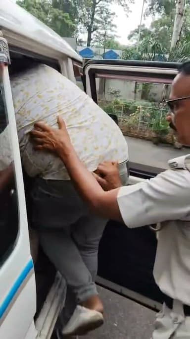আদ্রা থানার অধীনে ৭০ লক্ষ টাকারও বেশি মূল্যের দু-চাকার গাড়ির ঋণ সংক্রান্ত প্রতারণার অভিযোগের কিনারা করল পুরুলিয়া জেলা পুলিশ।