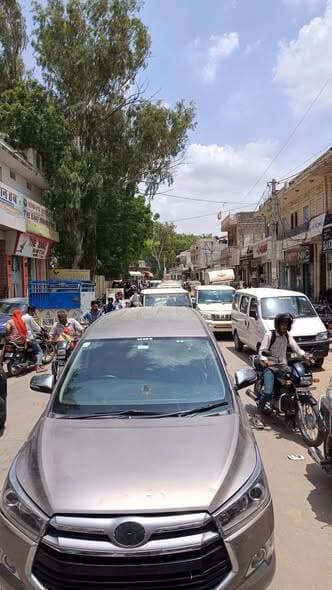 ओसियां मुख्य बाजार की ट्रैफिक व्यवस्था राम भरोसे....!
आमजन बहुत परेशान....
हाथापाई और लड़ाई पर उतारू हो जाते हैं लोग....!