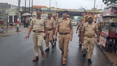 #Etawahpolice
#Footpatrolling
⏭️SSP इटावा @BrijeshS_211 के निर्देशन में CO भरथना द्वारा थाना बकेवर पुलिस के साथ थाना क्षेत्रान्तर्गत शांति व्यवस्था के दृष्टिगत सुरक्षा, शांति, सौहार्द व कानून-व्यवस्था बनाए रखने हेतु प्रमुख बाजारों व मुख्य मार्गो पर पैदल गश्त की गई। https://t.co/Pj5JjC88tw
