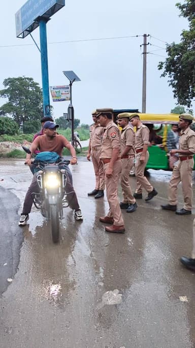 #Etawahpolice
⏭️SSP इटावा @BrijeshS_211 के निर्देशन में जनपदीय कानून एवं सुरक्षा व्यवस्था को सुदृढ़ बनाये रखने हेतु समस्त थाना प्रभारी/थानाध्यक्ष, चौकी प्रभारी द्वारा मय पुलिस बल के अपने-अपने थाना क्षेत्रान्तर्गत चलाया गया संदिग्ध व्यक्ति/वाहन चेकिंग अभियान। https://t.co/05hQP01Rgd