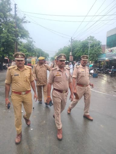 #Etawahpolice
#Footpatrolling
⏭️SSP इटावा @BrijeshS_211 के निर्देशन में थाना सहसों पुलिस द्वारा थाना क्षेत्रान्तर्गत शांति व्यवस्था के दृष्टिगत सुरक्षा, शांति, सौहार्द व कानून-व्यवस्था बनाए रखने हेतु प्रमुख बाजारों व मुख्य मार्गो पर पैदल गश्त की गई। https://t.co/GQa53OiiDs