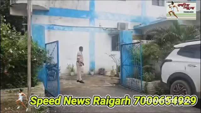 33जुआरियों से 7लक्जरी कारों सहित 90लाख की संपति जप्त रायगढ़-कोरबा बॉर्डर जुआ फंड पर सर्जिकल स्ट्राइक #viral #real #crimenews
रायगढ़-कोरबा बॉर्डर पर पुलिस की
जुआ फंड पर बड़ी सर्जिकल स्ट्राइक
*******************************
*_33 जुआरियों से 7 लक्जरी कारों_*
*_सहित 90 लाख की संपति जप्त_*
*******************************
कारो में आते थे जुआ खेलने रात को
गैस लाइट में चलता था लाखों का दांव
*===================*
*♦रायगढ़/स्पीड न्यूज 20 जुलाई 2026/* छत्तीसगढ़ के रायगढ़ में पुलिस ने बड़े जुआ फंड पर सर्जिकल स्ट्राइक कर 33 लोगो को रंगे हाथों पकड़ा जिनके पास से 7 लक्जरी कारों सहित 90 लाख की संपति जब्त की गई है रायगढ़ पुलिस द्वारा अवैध गतिविधियों के खिलाफ चलाए जा रहे 'ऑपरेशन अंकुश' में मिली यह सबसे बड़ी सफलता है जुआ का यह फड रायगढ़ कोरबा बाडर पर चल रहा था जहां लोग लक्जरी कारों में जुआ खेलने पहुंचे थे और रात के अंधेरे में गैस लाइट की रोशनी में लाखों रुपए के दांव लगाए जा रहे थे इस फंड की सूचना छाल पुलिस को मिलते ही आधी रात को इस हाई प्रोफाईल फड़ पर छापा मारने के लिए चारों ओर से घेरा बंदी की ताकि कोई भी जुआरी भाग न सके पुलिस को कल मुखबिर से सटीक सूचना मिली थी कि कोरबा बाडर पर धसका मुड़ा बस्ती के छोर पर लगे मेला के बाहर बड़े पैमाने पर जुआ फड़ संचालित हो रहा है। सूचना मिलते ही एडिशनल एसपी अनिल सोनी और एसडीओपी खरसिया प्रभात पटेल के मार्गदर्शन में छाल टी आई नासिर खान के नेतृत्व में एक विशेष टीम गठित की गई जिसने योजनाबद्ध तरीके से चारों तरफ से घेराबंदी की, जिससे जुआरियों को भागने का मौका नहीं मिला पकड़े गए जुआरी इतने शातिर थे कि वे लग्जरी गाड़ियों से जुआ खेलने पहुंचे थे पुलिस ने मौके से 7 कार 1 इनोवा, 2 बोलेरो, 2 अर्टिगा, 1 KIA व 1 ऑल्टो कार जिनकी कुल अनुमानित कीमत 90 लाख रुपए के लगभग है एवं 57 हजार 140 रुपए नगद के अलावा रात के अंधेरे में रोशनी करने के लिए इस्तेमाल की जा रही 5 गैस लाइट, खुडखुडिया जुआ का समान भी जप्त किया
********************************
*_अंतर-जिला नेटवर्क का भंडाफोड़_*
********************************
पुलिस जांच में यह खुलासा हुआ कि पकड़े गए आरोपी स्थानीय नहीं बल्कि वे आसपास के विभिन्न क्षेत्रों से जुआ खेलने आये थे। गिरफ्तार जुआरी मुख्य रूप से घरघोड़ा, तमनार, डभरा एवं जैजैपुर क्षेत्र के रहने वाले हैं पुलिस द्वारा आरोपियों के खिलाफ छत्तीसगढ़ जुआ प्रतिषेध अधिनियम की धारा 6 के तहत अलग-अलग 5 मामले दर्ज किये गये हैं। सभी को न्यायिक रिमांड पर जेल भेजने की प्रक्रिया जारी है।
**************************
*_SSP ने कहा सुधर जाओ_*
**************************
"रायगढ़ जिले में अवैध जुआ, सट्टा और किसी भी असामाजिक गतिविधियों के लिए कोई जगह नहीं है। 'ऑपरेशन अंकुश' के तहत हमारी यह कार्रवाई आगे भी इसी तरह आक्रामक रूप से जारी रहेगी। कानून व्यवस्था से खिलवाड़ करने वाले किसी भी रसूखदार को बख्शा नहीं जाएगा।"
https://youtu.be/Ai3OS0KdTnY
https://youtu.be/v46m-tGSjf4
पूरा वीडियो देखने के लिए यहां क्लिक करें और वीडियो के नीचे लाल बटन दबा कर हमारे चैनल को सब्सक्राइब करें 🙏
*_Whatsapp में निःशुल्क खबर प्राप्त करने के लिए इस लिंक को टच करके फॉलो करे_*
Follow the Speed News Raigarh channel on WhatsApp:
https://whatsapp.com/channel/0029Va95NwoBFLgPiOQ0AQ2a
https://www.instagram.com/p/DZNMCA0NCsc/?igsh=MW1qcHI4c3k1N2xvNQ==
कृपया इंस्टाग्राम में भी आप हमे फॉलो कर के हमारी फ्री सेवा ले सकते है कृपया हमारे पेज को फॉलो जरूर करे
https://www.facebook.com/share/v/14NpQFN7CxT/
फेसबुक के लिए लिंक
********************************
*🔴रमेश पत्रकार 94252 52176*
*===================*
पुराना मकान तोड़ने या नया बनाने संपर्क करें*7000654 929* या *94241 91241* जहां मिलेगी विशेषज्ञ की सलाह वो भी निशुल्क मल्बा उठाने व पाटने के लिये भी संपर्क कर सकते हैं 🚜
*===================*
*भागवत शिव पुराण श्याम भजन जैसे*
*धार्मिक* आयोजन के लाइव टेलीकास्ट
यू ट्यूब फेसबुक व ट्यूटर पर करने हमसे
संपर्क करे जिसमे आपको वीडियो,रील व
फोटो फ्री आफ कास्ट दिया जायेगा
*7000654929*
*===================*
अब रायगढ़ में होगा गठिया का इलाज
...........................................................
आ रहे हैं पुणे के प्रसिद्ध रुमेटोलॉजिस्ट
*आर्थराइटिस गठिया रोग विशेषज्ञ*
*******************
*_डा. बी. बी. कुमार_*
********************
M B B S (M.D) FIPM
*JHON HOSPITAL (USA)*
संपर्क करे M.NO 9340753554,
9201773541
....................................................
*दीपक मेडिकल स्टोर* शासकीय
हॉस्पिटल के सामने रायगढ़ ( छ. ग.)
*===================*
महासमुंद जिले का बेहतरीन हॉस्पिटल
********************************
*_अग्रवाल नर्सिंग होम बसना_*
**************************
जिसमें महानगरों की तरह मरीजों को
मिलती ही इलाज की सभी सुविधा
आयुष्मान एवं बीजू हेल्थ कार्ड में बड़ी
से बड़ी बीमारी का होता है मुफ्त इलाज
*=================*
*एडमिशन ओपन+एडमिशन ओपन*
*********************************
रायगढ़ का बेहतरीन इंग्लिश मीडियम स्कूल
*=========*
*एस्सल बेबी लैंड*
*=========*
बेस्ट फर्नीचर क्लास रुम, प्ले ग्राउंड,गार्डन
कंप्यूटर फैसलिटी बेस्ट टीचर योगा क्लास
एक्टिविटी रुम,सेमिनार रुम स्पोकन इंग्लिश
की सर्व सुविधा युक्त जो देता हे आपके बच्चों
को शिक्षा का बेस्ट माहौल एवं अन्य सुविधाएं
*************************************
*बूढ़ी माई मंदिर के पास 7773066667*
*======================*
*_घर लाए खुशियों की सौगात_*
आज ही पधारे *अनुपम लाइफ स्टाइल*
*फर्नीचर एंड इलेक्ट्रॉनिक्स* तुलसी
होटल के पास ओवरब्रिज के नीचे 9981166102
******************************
इलेक्ट्रानिक सामनों की सबसे बड़ी
रेंज फ्रिज वाशिंग मशीन टीव्ही एसी
व सभी प्रकार के इलेक्ट्रानिक समान
किफायती रेट में बेहतरीन क्वालिटी के
साथ आज ही पधारे व आसान किस्तों
में समान ले जाए अपने घर ओर पूरा
करे अपने हसीन सपने
*===================*
*_बेहतरीन इलाज का जानामाना नाम_*
********************************
*शिव हॉस्पिटल&डायग्नोस्टिक सेंटर*
*===================*
ओवरब्रिज के पास,जूटमिल रोड,
********************************
"समस्त प्रकार मेडिसिन,सर्जरी,अस्थिरोग
एवं स्त्री व प्रसूति रोग का उपचार का एक
मात्र सुप्रसिद्ध हॉस्पिटल आयुष्मान कार्ड
में भी इलाज की सुविधा उपलब्ध है " *9735571555,9765779666*
*===================*
*स्कीन केयर &मेटेरनिटी क्लिनिक*
*===================*
*श्री सिध्दिविनायक*
*-------------------------------*
चर्म रोग कुष्ठ रोग गुप्त रोग सौदंर्य विशेज्ञ
*-------------------------------*
*डा. राकेश पटेल* *डा.मेनका पटेल*
समान्य व सिजेरियन डिलवरी सुविधा
*कोतरा रोड़ दशरथ पान ठेला के पास*
••••••••••••••••••••••••••••••••••••••••• *मो.नं.7610498601,7477059234*
*=====================*
*हर परिवार के आंगनमें गूंजेगी किलकारी*
---------------------------------
*अपेक्स हास्पिटल एंव टेस्ट ट्युब बेबी सेंटर*
---------------------------------
अटल चौक छातामुडा़ बायपास रोड रायगढ़ 07762-233051,23306,98930055
*सभी बिमारी के इलाज का संपूर्ण हास्पीटल*
*===================*
खेलेगा बचपन अब आपके आंगन
*००००००००००००००००००*
*डा.आर.एल.हास्पीटल*
*& टेस्ट ट्यूब बेबी सेंटर*
*००००००००००००००००००*
गौशाला रोड पुलिस लाईन रायगढ़
फोन नं.07762 231400 मो.96
30001100, 9425501788
*======================*
*_धूप 😎व पावर 🤓के चश्मों 👩🏫 की एक मात्र विश्वसनिय_* *_दुकान आयुष अप्टिकल्स है_ *_9617175209_*
रामनिवास टाकिज रोड़ रायगढ़ (छ.ग)
*=====================*
