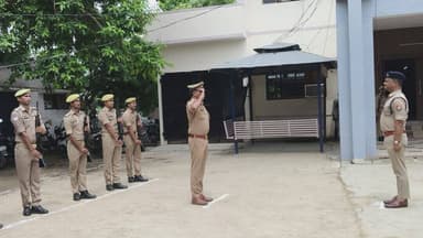 आज दिनांक 20.07.2026 को श्री अभिनव त्यागी पुलिस अधीक्षक भदोही के निर्देशन में श्री राजीव कुमार सिंह क्षेत्राधिकारी औराई द्वारा थाना औराई का त्रैमासिक निरीक्षण किया गया, निरीक्षण के दौरान थाना कार्यालय, मालखाना, हवालात, बैरक, महिला हेल्प डेस्क व CCTNS कक्ष सहित समस्त अभिलेखों की बारीकी से जांच की गई तथा महोदय ने अपराध नियंत्रण, महिला सुरक्षा, लंबित विवेचनाओं के समयबद्ध एवं गुणवत्तापूर्ण निस्तारण तथा आमजन से मधुर व्यवहार हेतु समस्त अधीनस्थों को आवश्यक दिशा-निर्देश दिए। इसके साथ ही क्षेत्राधिकारी द्वारा शस्त्रागार का निरीक्षण कर सरकारी शस्त्रों, कारतूसों की साफ-सफाई व दंगा नियंत्रण उपकरणों को परखा गया, थाना परिसर व बैरकों की स्वच्छता सहित पुलिस मेस में भोजन की गुणवत्ता की जांच की गई, टॉप-10 अपराधियों व हिस्ट्रीशीटरों की निगरानी हेतु बीट आरक्षियों को सक्रिय रहने के निर्देश दिए गए ।
@Uppolice
@adgzonevaranasi
@digmirzapur