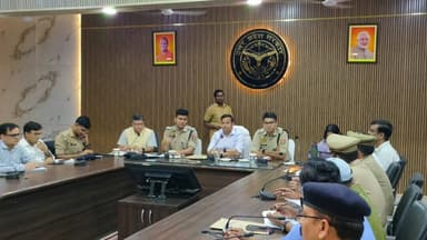 🛕 आज दिनांक 20.07.2026 को कलेक्ट्रेट सरपतहां जनपद भदोही में कांवड़ यात्रा को सुव्यवस्थित एवं सकुशल सम्पन्न कराने के लिए जिलाधिकारी एवं पुलिस अधीक्षक भदोही की अध्यक्षता में बैठक आयोजित की गई। बैठक में दिये गये आवश्यक दिशा निर्देश-
🛑मार्ग डायवर्जन (30 जुलाई से 28 अगस्त): NHAI हाईवे का उत्तरी लेन (बाबूसराय बॉर्डर से गोपीगंज/भीटी पुल तक) आरक्षित व पूर्णतः बंद रहेगा।
🚗 यातायात व्यवस्था: हाईवे और सर्विस लेन का दक्षिणी लेन सामान्य वाहनों के लिए खुला रहेगा। डिवाइडर के कट पूरी तरह बंद रहेंगे।
🚧 सुरक्षा व्यवस्था: हाईवे, धौरहरा एवं सहसेपुर बॉर्डर पर बैरिकेडिंग और पुलिस बल की तैनाती रहेगी।
🏥 स्वास्थ्य एवं आपात सेवाएं: कांवड़ मार्ग के सभी सरकारी व प्राइवेट अस्पतालों को अलर्ट मोड पर रखा जाए।
🍲 खाद्य सुरक्षा एवं स्वच्छता: ढाबों व शिविरों में शुद्ध-ताजा भोजन, रेट लिस्ट और सीसीटीवी कैमरे अनिवार्य हैं। मार्ग में मोबाइल टॉयलेट व पेयजल टैंकर तैनात रहेंगे।
@Uppolice
@adgzonevaranasi
@digmirzapur