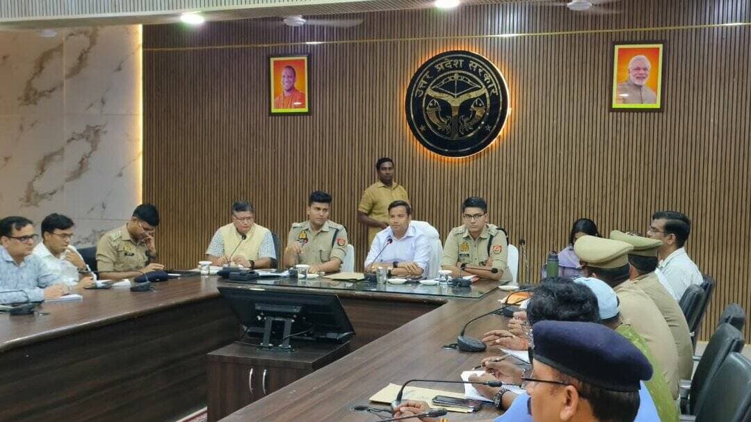 🛕 आज दिनांक 20.07.2026 को कलेक्ट्रेट सरपतहां जनपद भदोही में कांवड़ यात्रा को सुव्यवस्थित एवं सकुशल सम्पन्न कराने के लिए जिलाधिकारी एवं पुलिस अधीक्षक भदोही की अध्यक्षता में बैठक आयोजित की गई। बैठक में दिये गये आवश्यक दिशा निर्देश-
🛑मार्ग डायवर्जन (30 जुलाई से 28 अगस्त): NHAI हाईवे का उत्तरी लेन (बाबूसराय बॉर्डर से गोपीगंज/भीटी पुल तक) आरक्षित व पूर्णतः बंद रहेगा।
🚗 यातायात व्यवस्था: हाईवे और सर्विस लेन का दक्षिणी लेन सामान्य वाहनों के लिए खुला रहेगा। डिवाइडर के कट पूरी तरह बंद रहेंगे।
🚧 सुरक्षा व्यवस्था: हाईवे, धौरहरा एवं सहसेपुर बॉर्डर पर बैरिकेडिंग और पुलिस बल की तैनाती रहेगी।
🏥 स्वास्थ्य एवं आपात सेवाएं: कांवड़ मार्ग के सभी सरकारी व प्राइवेट अस्पतालों को अलर्ट मोड पर रखा जाए।
🍲 खाद्य सुरक्षा एवं स्वच्छता: ढाबों व शिविरों में शुद्ध-ताजा भोजन, रेट लिस्ट और सीसीटीवी कैमरे अनिवार्य हैं। मार्ग में मोबाइल टॉयलेट व पेयजल टैंकर तैनात रहेंगे।
@Uppolice
@adgzonevaranasi
@digmirzapur