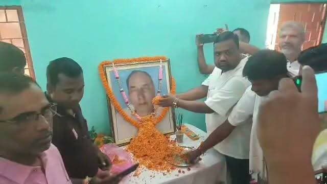 अमरपुर में पूर्व विधायक स्व. जनार्दन मांझी की पांचवीं पुण्यतिथि मनाई, जदयू नेताओं ने दी श्रद्धांजलि
अमरपुर एवं बेलहर के पूर्व विधायक स्वर्गीय जनार्दन मांझी की पांचवीं पुण्यतिथि के अवसर पर सोमवार को अमरपुर स्थित जनता दल (यू) कार्यालय में श्रद्धांजलि सभा का आयोजन किया गया। इस दौरान जदयू नेताओं, कार्यकर्ताओं एवं स्थानीय लोगों ने उनके चित्र पर पुष्प अर्पित कर भावभीनी श्रद्धांजलि दी और उनके सामाजिक एवं राजनीतिक योगदान को याद किया।
#श्रद्धांजलि #पुण्यतिथि #अमरपुरविधानसभा #बिहारराजनीति #बिहारन्यूज #BankaNews #जनसेवा #क्षेत्रीयविकास #JayantRaj #राजनीतिकखबर