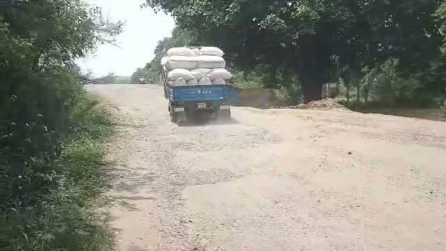 रोड में गड्ढा या गड्ढे में रोड? इंगलिशमोड़–पुनसिया मुख्य पथ की बदहाली ने खोली सरकारी दावों की पोल"
बिहार सरकार एक ओर दावा कर रही है कि राज्य की किसी भी सड़क पर गड्ढा दिखे तो इसकी सूचना मिलते ही "रोड एम्बुलेंस" के माध्यम से तत्काल मरम्मत कराई जाएगी। लेकिन अमरपुर प्रखंड का इंगलिशमोड़–पुनसिया मुख्य पथ इन दावों की जमीनी हकीकत पर सवाल खड़े करता नजर आ रहा है। सड़क की हालत ऐसी हो चुकी है कि लोगों के बीच चर्चा है कि "यह सड़क में गड्ढा है या गड्ढे में सड़क, पहचानना मुश्किल हो गया है।"#Amarpur #Banka #RoadCondition #EnglishMorPunasiaRoad #BiharRoads #ShravaniMela #KawariyaPath #PublicIssue #RoadSafety #BiharNews