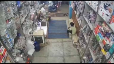 #अलीगढ़#खैर दुकान बनी अखाड़ा! बर्तन व्यापारी को घेरकर पीटा, CCTV में कैद पूरी वारदात, वीडियो वायरल