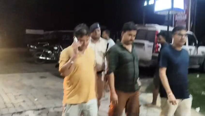 मोकामा के समियागढ़ थानाध्यक्ष, रिश्वत लेते रंगे हाथ गिरफ्तार, थानाध्यक्ष सौरभ कुमार को निगरानी की टीम ने 27 हजार रिश्वत लेते थाना परिसर से रंगे हाथ किया गिरफ्तार।शिकायतकर्ता मनोज कुमार के शिकायत पर कार्रवाई, SHO सौरभ कुमार बोले निजी खुन्नस के कारण मनोज कुमार ने मुझे फंसाया।
निगरानी डीएसपी अरुणोदय पांडेय ने की पुष्टि?
#dgpbihar #CMOBihar #hindustan #live #Bakhtiyarpur #PatnaNews #viralreels #viralsreels #trendingreels #biharireels #BiharPolice #PatnaPolice #news #BreakingNews #virals #viralnews #bihari #SelfImprovement #virals #trendingreels #NewsUpdate #SHO