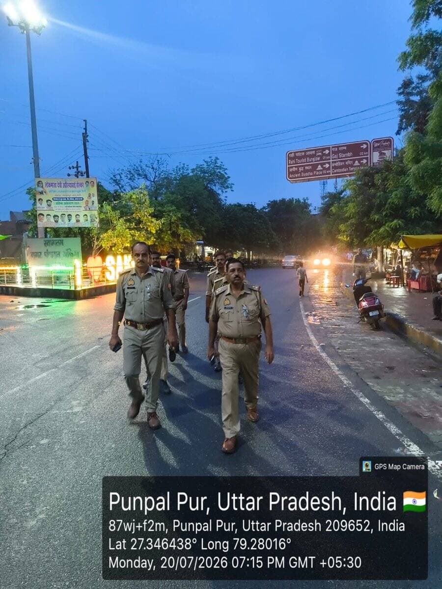 पुलिस अधीक्षक जनपद फतेहगढ़ के निर्देशन में थाना मेरापुर पुलिस द्वारा थाना क्षेत्रान्तर्गत शांति व्यवस्था के दृष्टिगत सुरक्षा, शांति, सौहार्द व कानून-व्यवस्था बनाए रखने हेतु प्रमुख बाजारों व मुख्य मार्गो पर पैदल गश्त की गई। <nis:link nis:type=tag nis:id=fatehgarhpolice nis:value=FatehgarhPolice nis:enabled=true nis:link/> https://t.co/qRj6mm638c