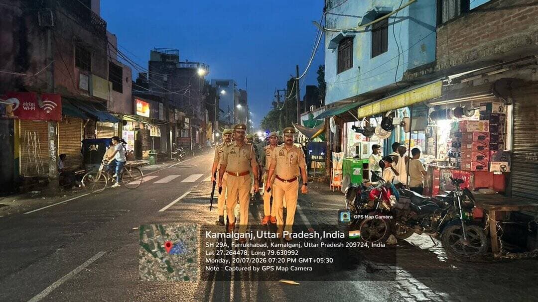 पुलिस अधीक्षक जनपद फतेहगढ़ के निर्देशन में थाना कमालगंज पुलिस द्वारा थाना क्षेत्रान्तर्गत शांति व्यवस्था के दृष्टिगत सुरक्षा, शांति, सौहार्द व कानून-व्यवस्था बनाए रखने हेतु प्रमुख बाजारों व मुख्य मार्गो पर पैदल गश्त की गई। <nis:link nis:type=tag nis:id=fatehgarhpolice nis:value=FatehgarhPolice nis:enabled=true nis:link/> https://t.co/TtS3GKU0ut