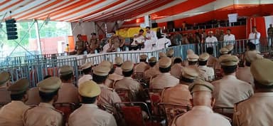 माननीय मुख्यमंत्री उत्तर प्रदेश शासन के जनपद श्रावस्ती आगमन पर पुलिस अधीक्षक श्री राहुल भाटी द्वारा कार्यक्रम स्थल की सुरक्षा व्यवस्था, पार्किंग स्थल व रूट डायवर्जन ड्यूटी में लगे अधिकारी/कर्मचारियों को ब्रीफ कर आवश्यक दिशा निर्देश दिए गए।
#UPPolice https://t.co/2fNZCX8dtJ