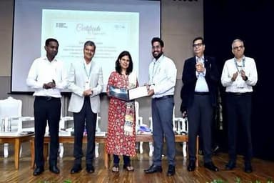 मध्यप्रदेश ने आयुष्मान भारत योजना में एक और राष्ट्रीय उपलब्धि हासिल की।
बायोमेट्रिक आधारित प्री-ऑथराइजेशन में उत्कृष्ट प्रदर्शन के लिए प्रदेश को “बेस्ट परफार्मिंग लार्ज स्टेट” का राष्ट्रीय सम्मान मिला। यह उपलब्धि पारदर्शी, तकनीक आधारित और जन-केंद्रित स्वास्थ्य सेवाओं की दिशा में प्रदेश की प्रतिबद्धता को दर्शाती है।
#AyushmanBharat #MadhyaPradesh #Healthcare #GoodGovernance #NationalAward